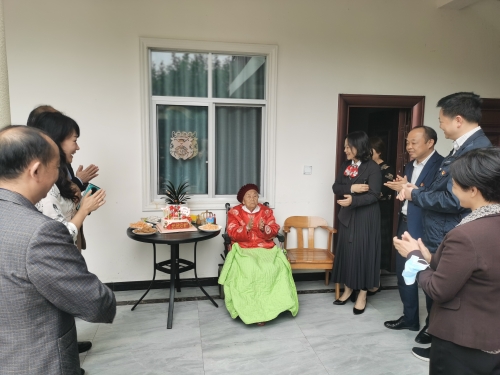 慰问组为失能老人唱生日歌