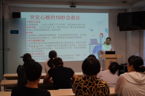 河南分公司邀请健康专家举办“心脑血管疾病防治与健康管理”讲座，医生深入浅出地讲解了夏季血压、血糖、血脂波动的风险因素及科学管理策略，指导老年人日常饮食调节、适度运动安排和规律作息的重要性，为居民筑起健康防线。